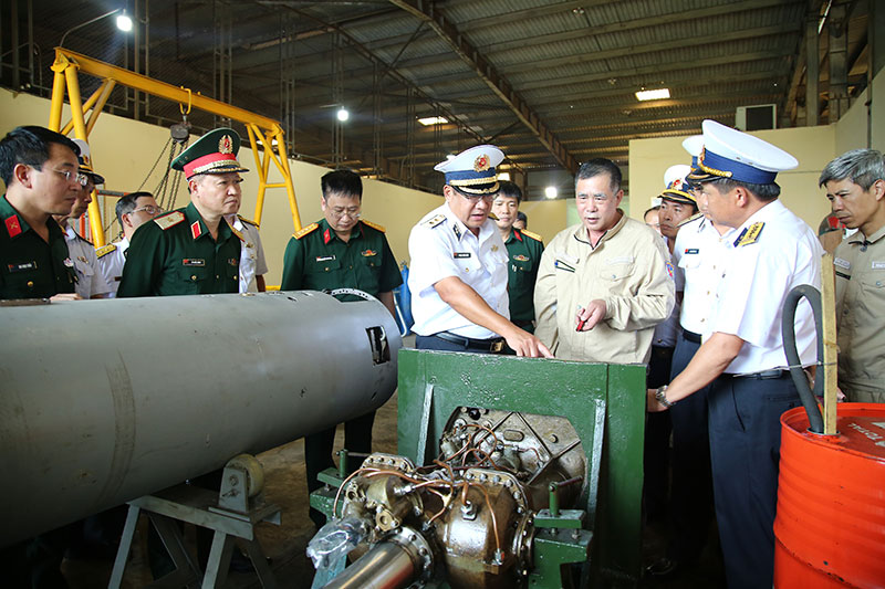 Phó đô đốc Phạm Hoài Nam thăm, kiểm tra Viện Kỹ thuật Hải quân